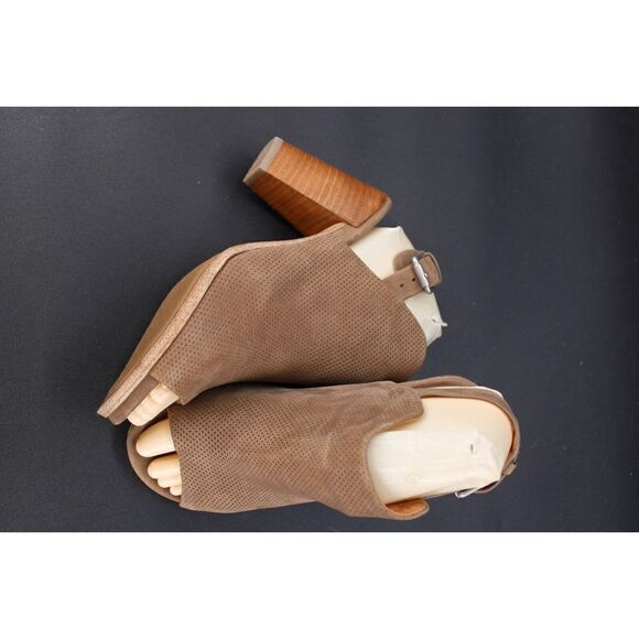 Gentle Souls by Kenneth Cole Women's Shiloh Ankle Bootie, Mushroom, 6 M US - Picture 2 of 10